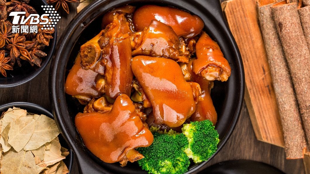 膠原蛋白都是來自動物性的食物像是豬腳。（示意圖／shutterstock達志影像）