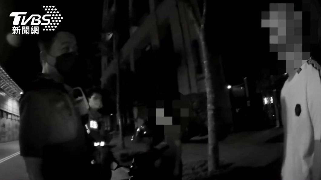 男未戴安全帽遭警攔查!裝熟喊警大哥 身上藏毒GG了