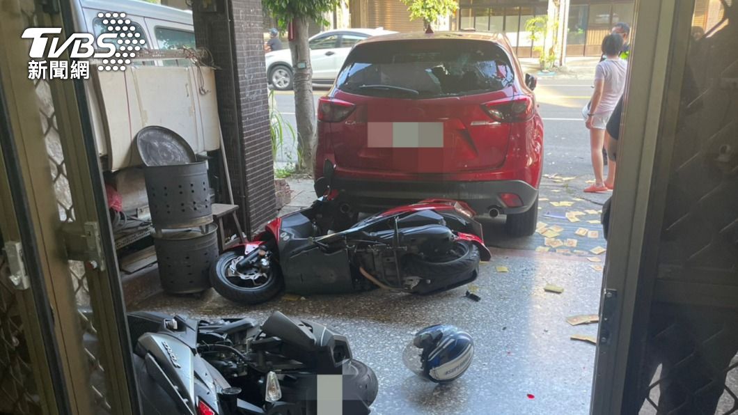 購屋糾紛！男開瑪莎拉蒂烙人持球棒毀對方車　再撒金紙洩憤