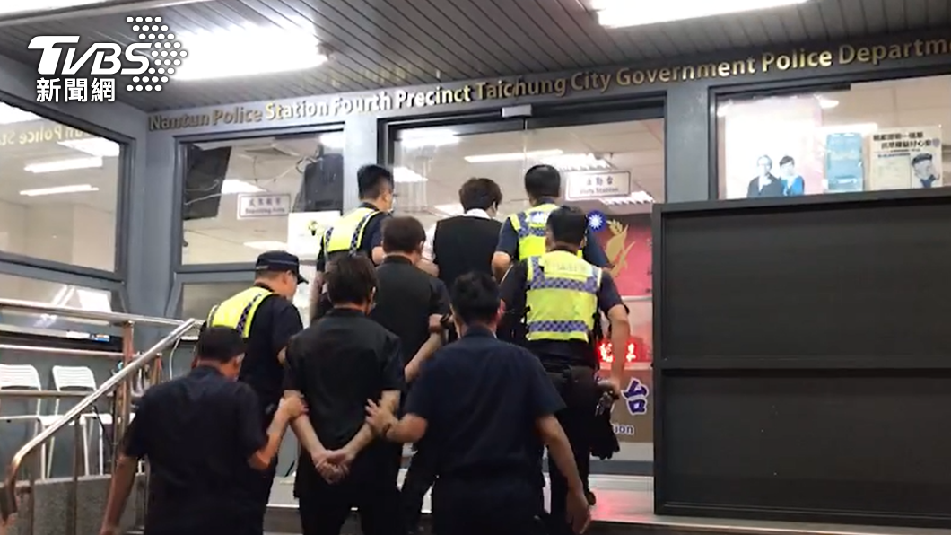 員警將廖男等人迅速逮捕。（圖／TVBS）