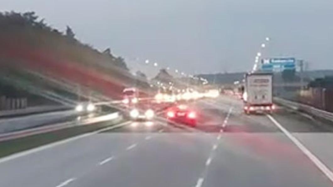 波蘭一輛賓士在高速公路上遇到逆向駕駛。(圖/Reddit)