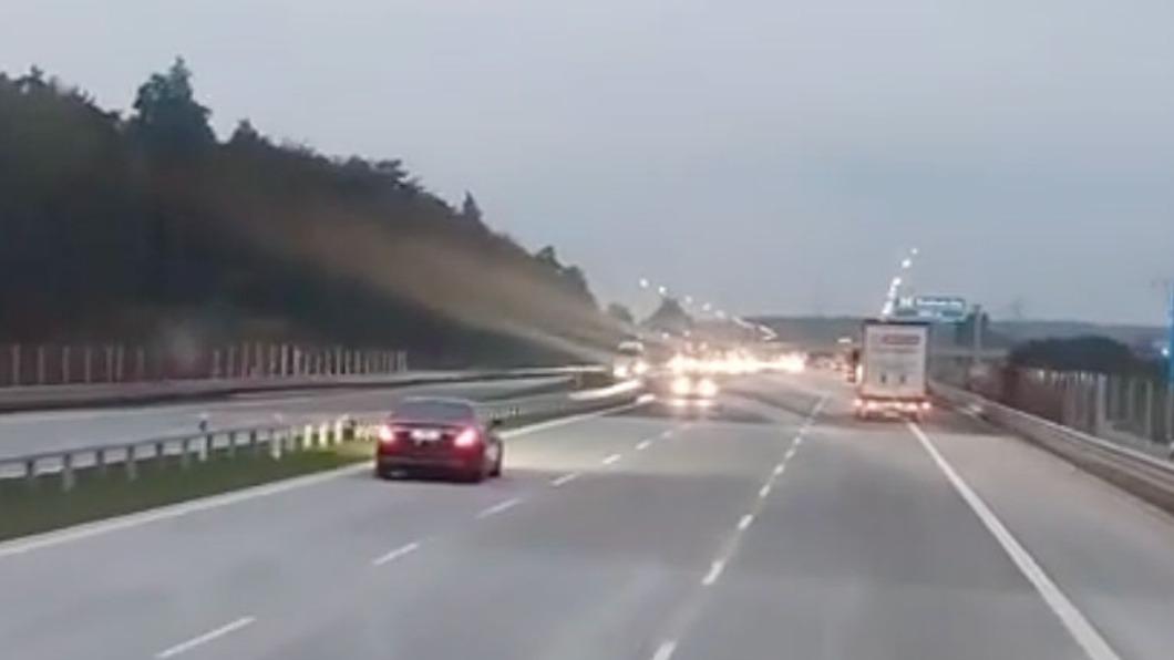 若是不小心逆向,停在路邊救援是最好的辦法。(圖/Reddit)