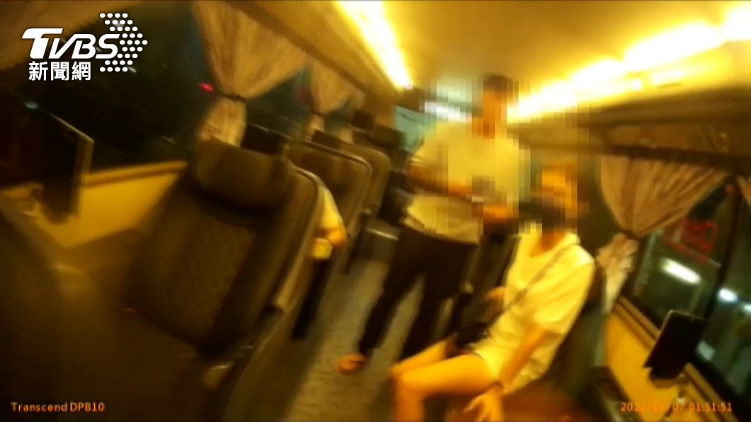 3人躲到遊覽車上。(圖/TVBS)