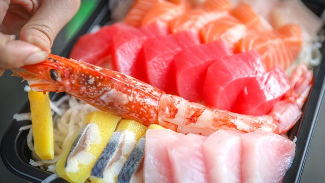 「宴客型」生魚片組合包含黃金鯡魚、紅甘、鮭魚、鮪魚、旗魚和1隻天使紅蝦。(圖/陳小可的吃喝玩樂提供)