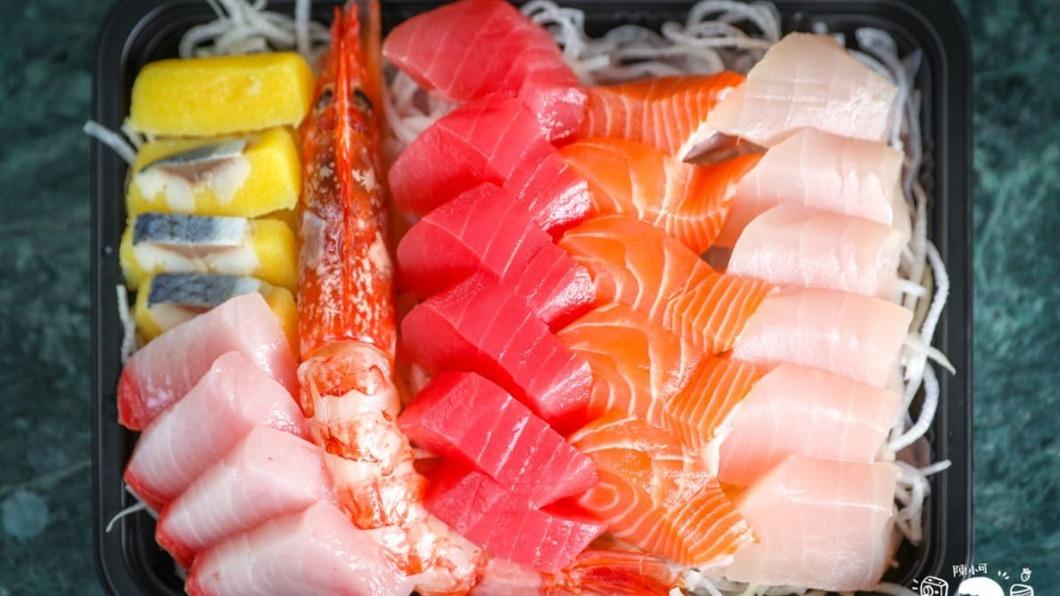 整盤滿滿僅300元!新北高CP值生魚片 現買現吃超享受