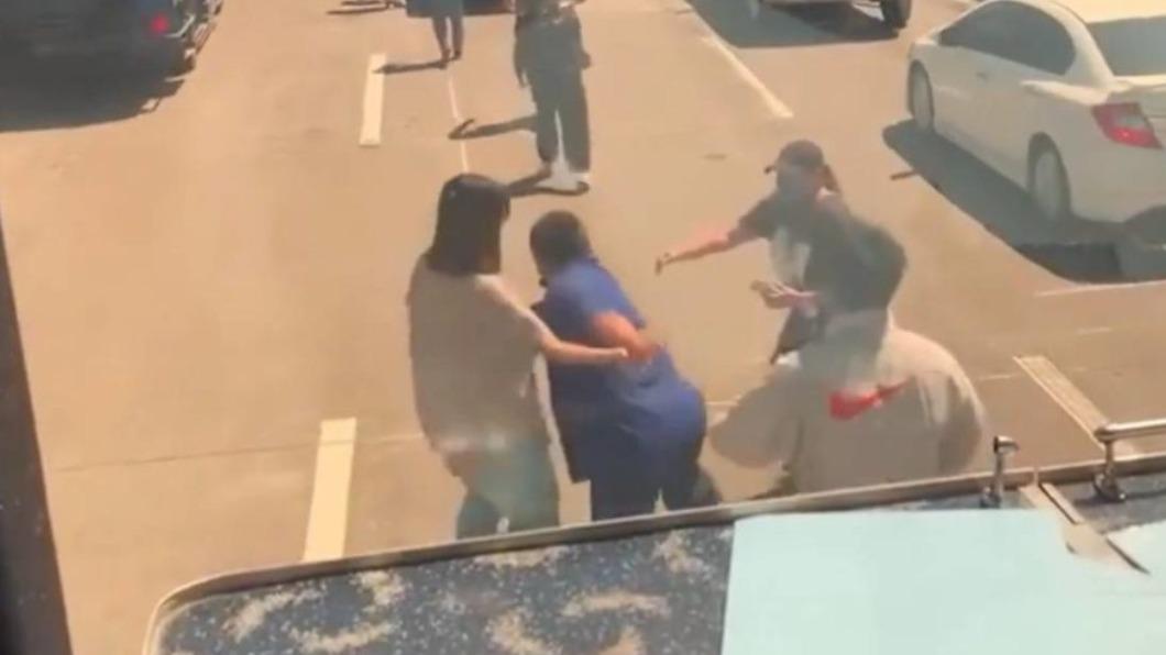 一輛白色Mazda CX-5駕駛因為硬切車道,結果被遊覽車駕駛鳴按喇叭警示。(圖/翻攝自爆料公社)