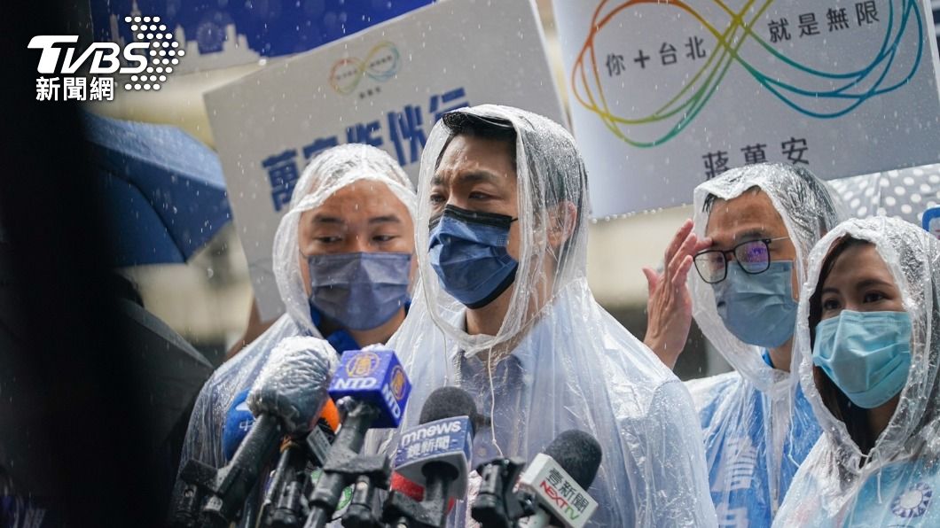 蔣萬安今日上午陪同台北市議員參選人詹為元、柳采葳、楊植斗在復興南路、市民大道站路口拜票。(圖/蔣萬安競選辦公室提供)