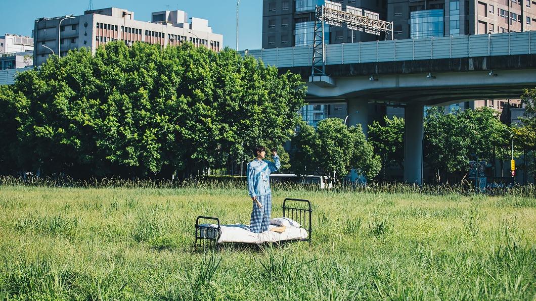 江健榆在華山草原拍照。(圖/就愛音樂提供)