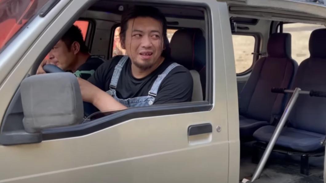 健身房車是很成功的作品,因為車上的成員看起來都被操到東倒西歪。(圖/翻攝自手工耿YT)
