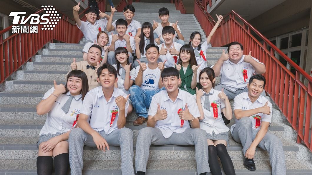 （二排左） 董至成、（二排中）謝祖武、方語昕與學生演員們大合照。（圖／TVBS）