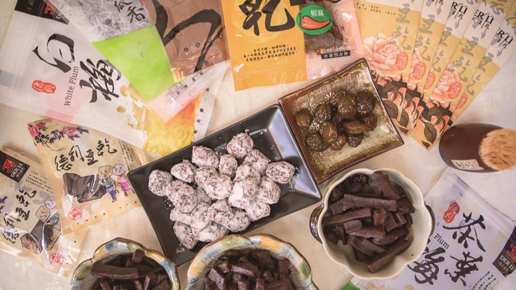 店家主打的商品是豆乾和白梅,。(圖/《達人滿分,週休二日帶你輕鬆走跳宜花東》提供)