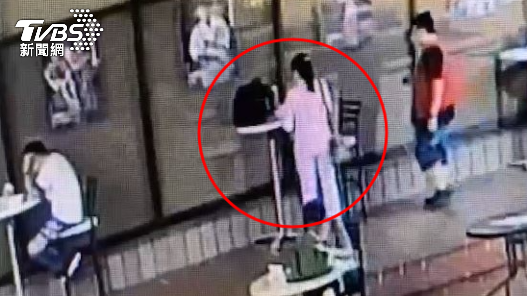 有個聲音跟我說..無業男圖書館外偷吃 女主人當場抓包