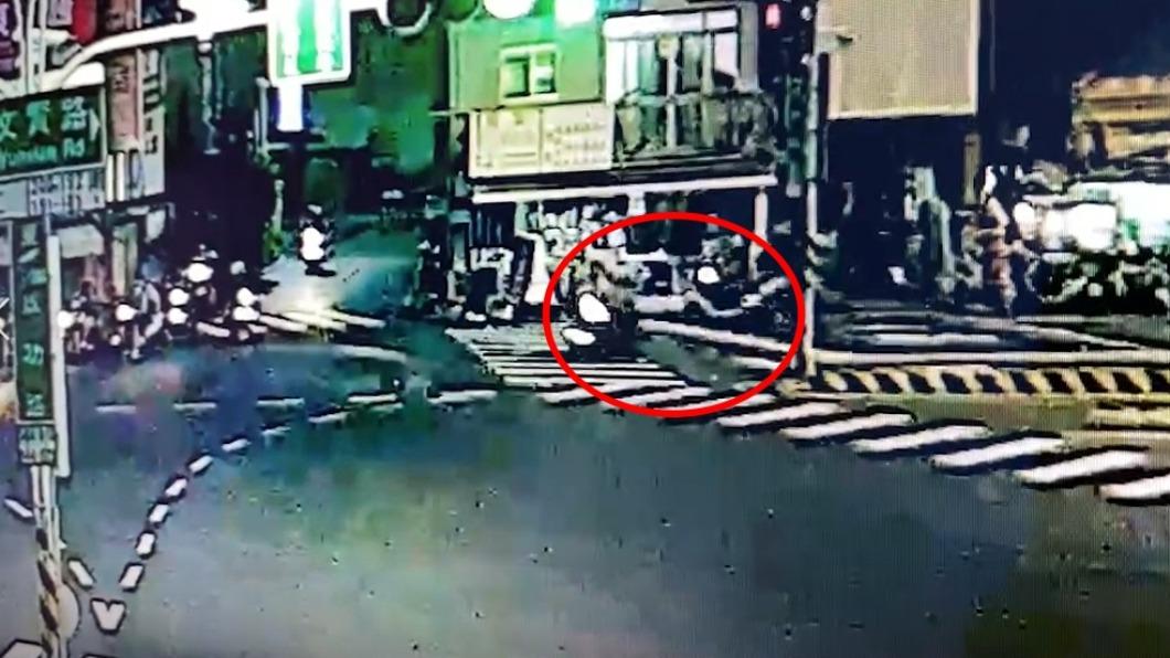 兩車在路口發生擦撞。(圖/翻攝自爆料公社公開版)