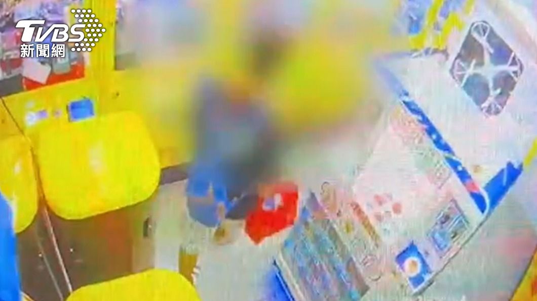 店家監視器拍下陳嫌行竊過程。（圖／TVBS）