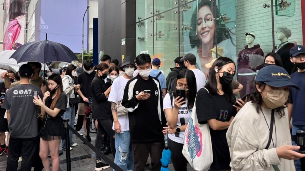 潮牌聯名開賣！短袖5千3、帽T要價9千1　百人冒雨排隊搶買