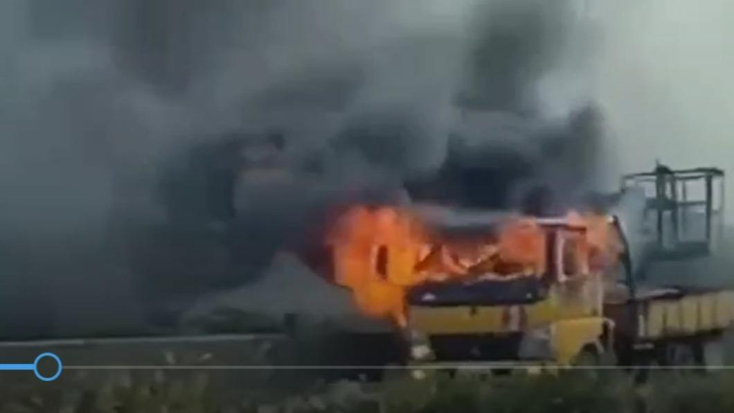 快訊/中山高彰化段拖吊車起火自燃 車流回堵