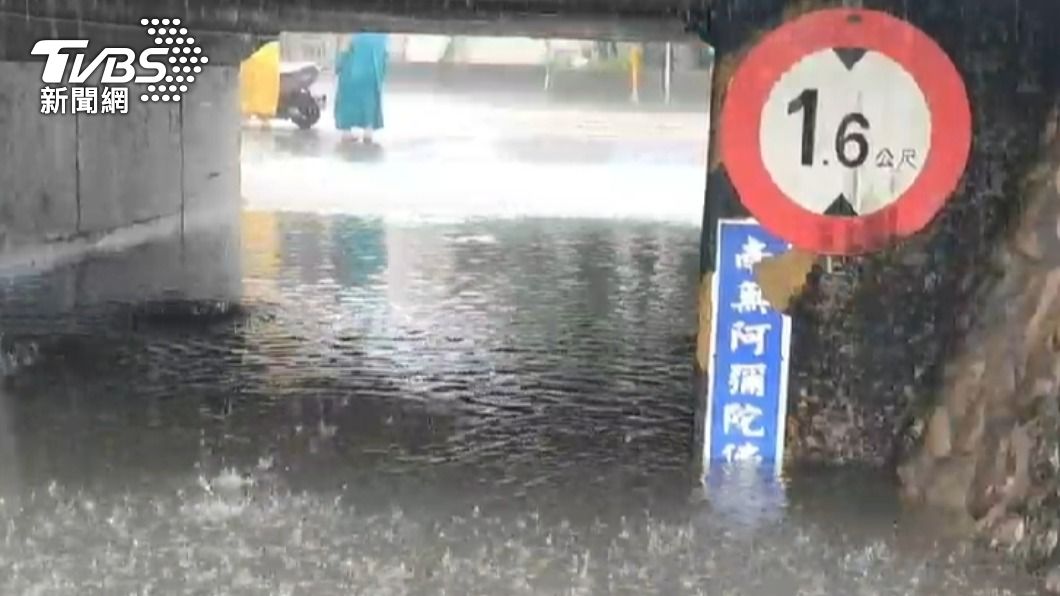 下午冬山鄉富英路旁的涵洞因雨勢過大造成嚴重淹水。(圖/TVBS)
