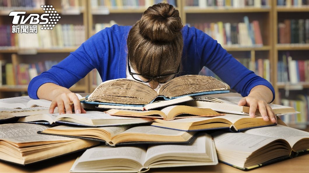 學生反應課程太難,導致他們成績差。(示意圖/shutterstock達志影像)