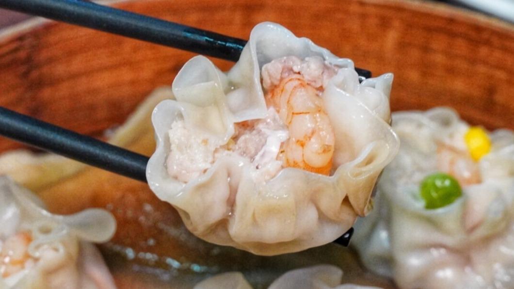 「蝦仁燒賣」很有湯汁外皮也不會硬硬的。(圖/痴吃的玩提供)