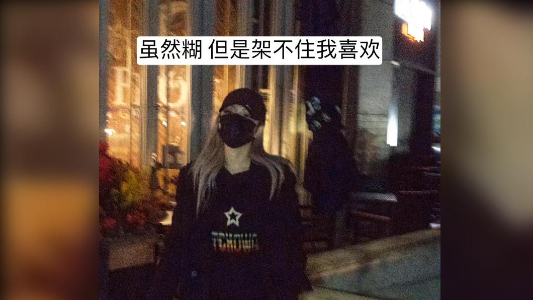 周揚青寫下「雖然糊,但是架不住我的喜歡」。(圖/翻攝自微博)