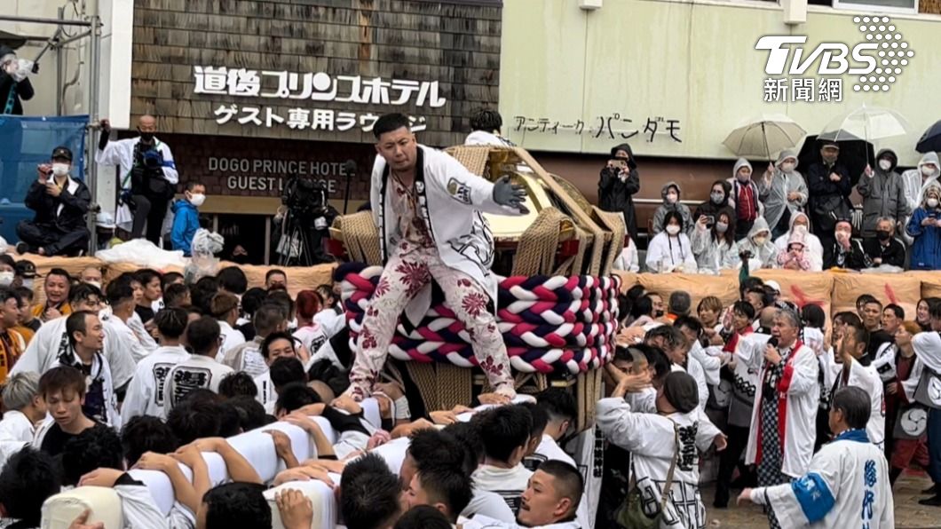 「松山秋之祭」在日本四國松山市當地也稱為「道後八町男子祭典」,由兩方人馬抬大神轎互撞,壯觀的撞轎儀式是祭典的重頭戲。(圖/許依晨攝)