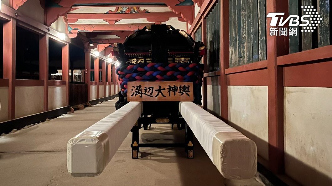 神轎尺寸不同,神轎平均長、寬、高各為 160、180、180 公分,轎柄長8公尺,本體以實木打造,1 頂轎約 600~700 公斤,造價平均約日幣 600~700 萬。(圖/許依晨攝)