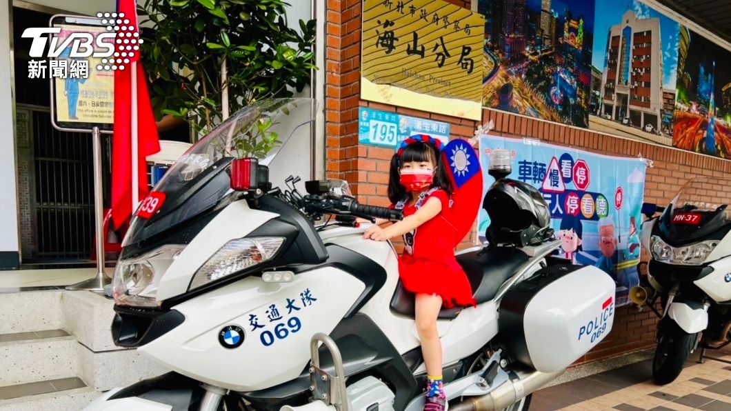 慶祝國慶敲口愛!幼童參訪警分局這樣穿 試乘重機超興奮