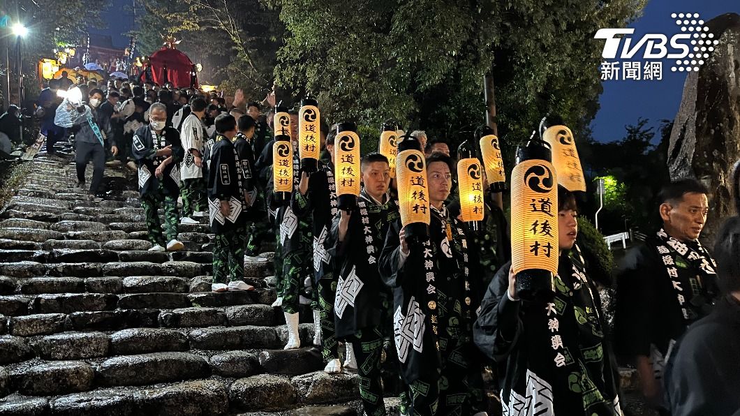 「松山秋之祭」在日本四國松山市當地也稱為「道後八町男子祭典」,由兩方人馬抬大神轎互撞。圖為神轎從山腰上的神社被扛下進行撞轎儀式。(圖/許依晨攝)