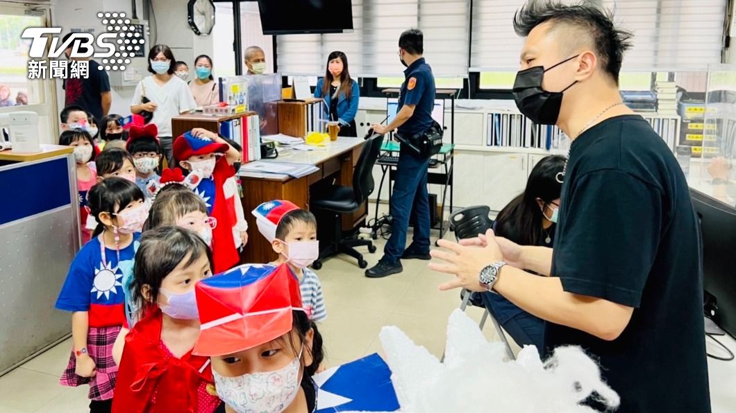 員警宣導相關法制觀念。(圖/TVBS)