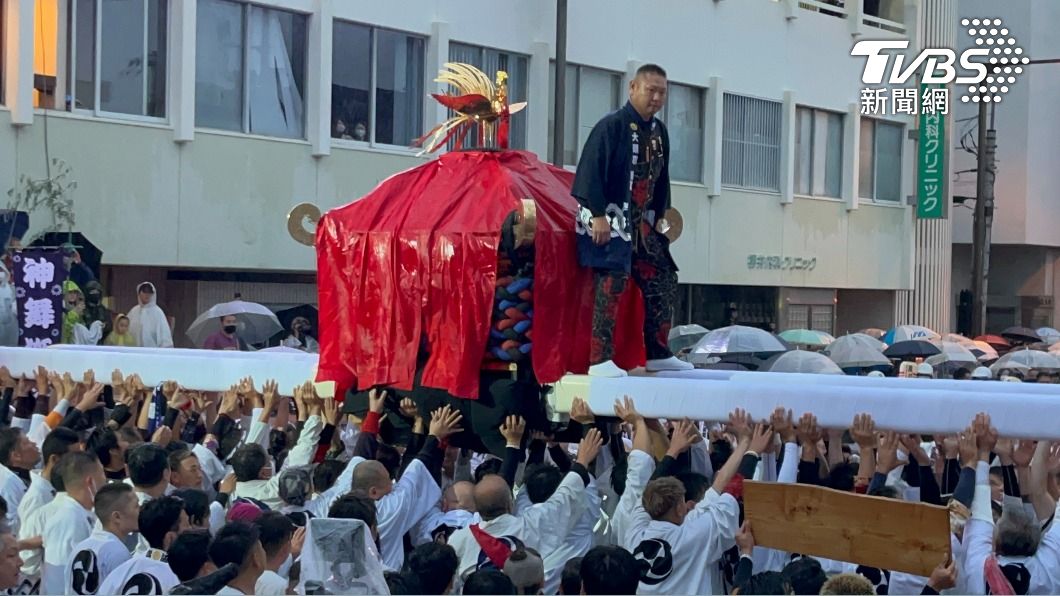 「松山秋之祭」在日本四國松山市當地也稱為「道後八町男子祭典」,由兩方人馬抬大神轎互撞,壯觀的撞轎儀式是祭典的重頭戲。(圖/許依晨攝)