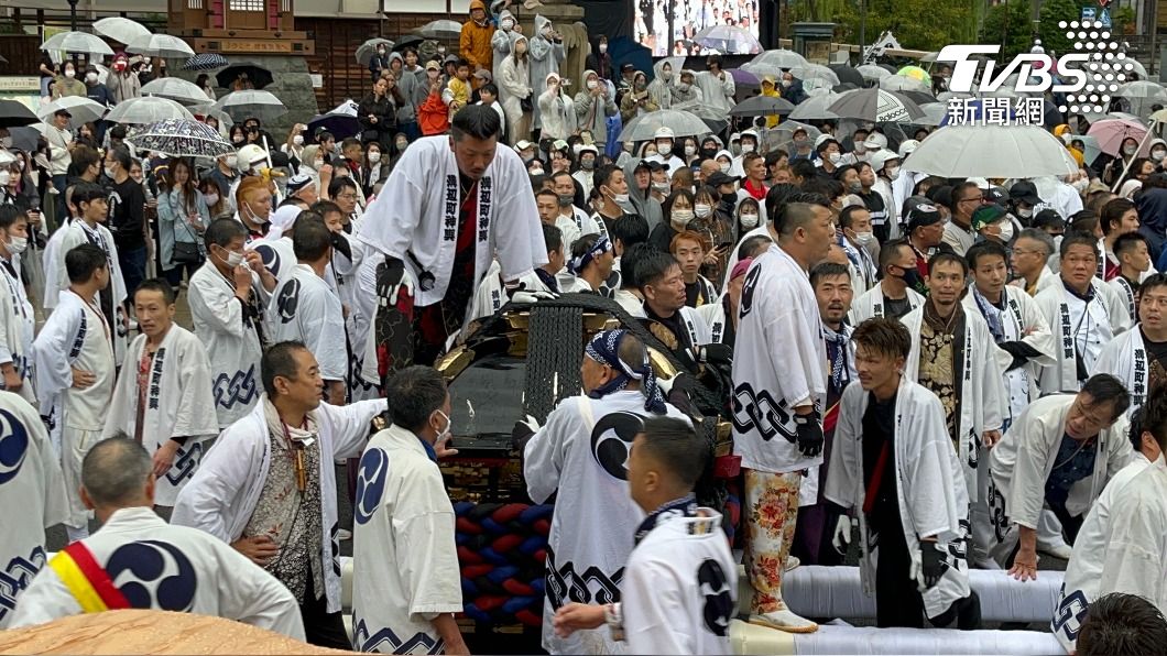 「松山秋之祭」在日本四國松山市當地也稱為「道後八町男子祭典」,由兩方人馬抬大神轎互撞,壯觀的撞轎儀式是祭典的重頭戲。(圖/許依晨攝)