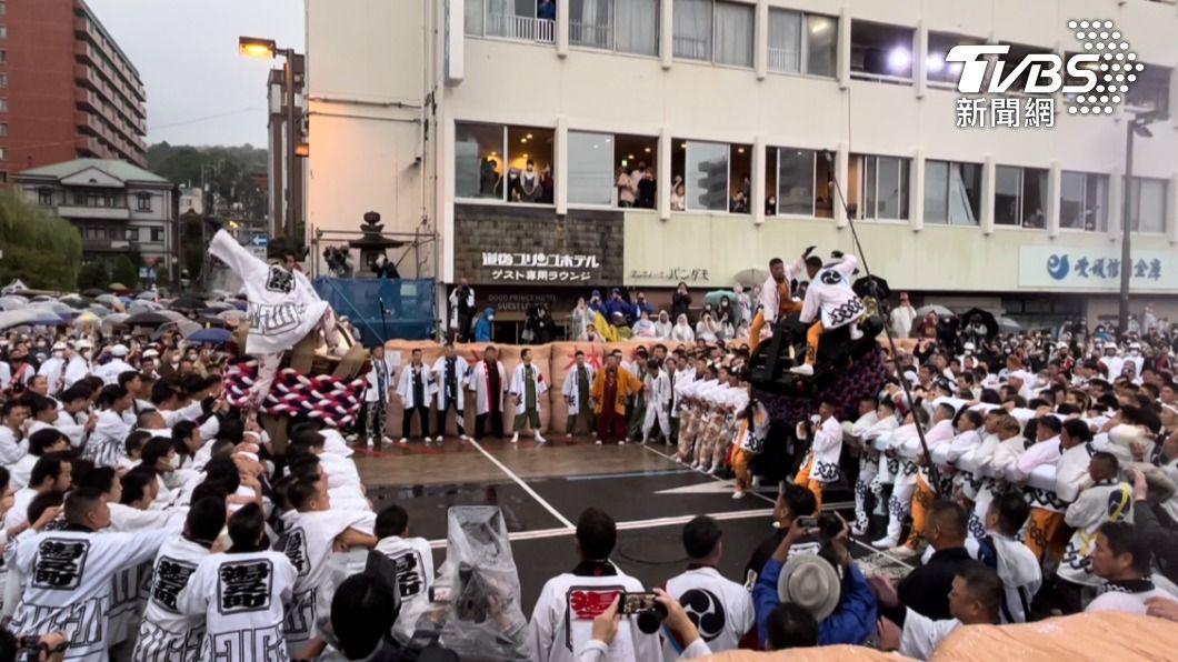 「松山秋之祭」在日本四國松山市當地也稱為「道後八町男子祭典」,由兩方人馬抬大神轎互撞,壯觀的撞轎儀式是祭典的重頭戲。(圖/許依晨攝)