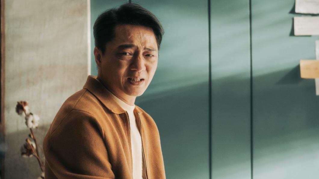 藍葦華飾演跟不上科技進步的丈夫。(圖/公視提供)
