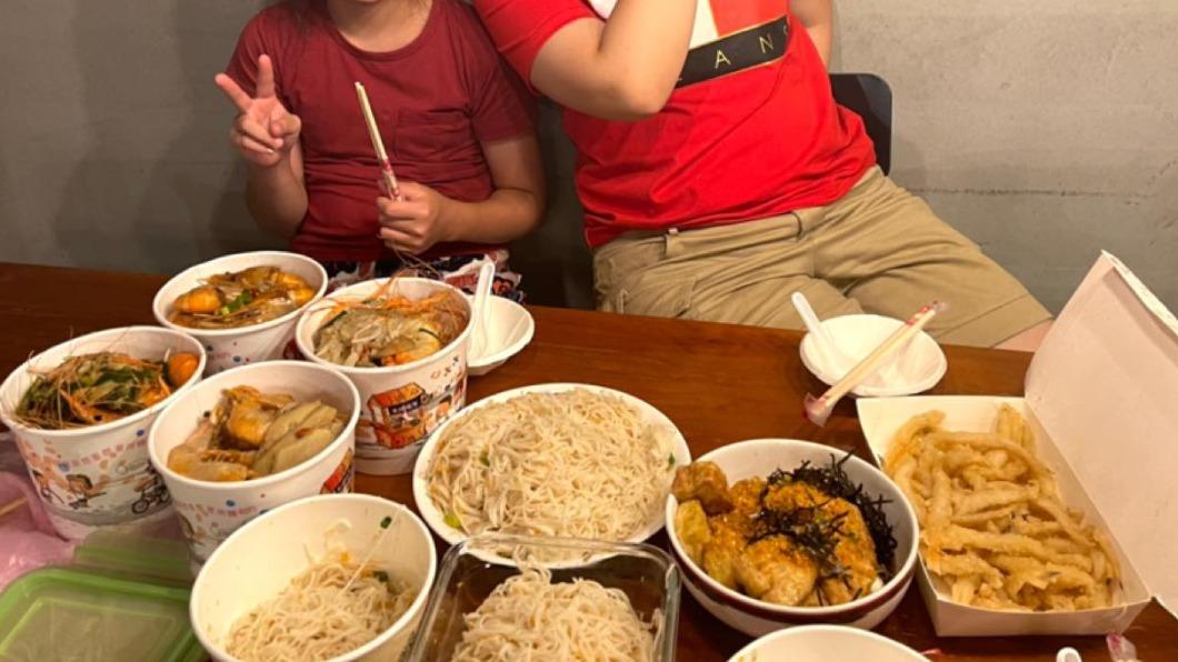 原PO出門都會把第一餐擺上桌祭拜好兄弟。(圖/翻攝自靈異公社臉書)
