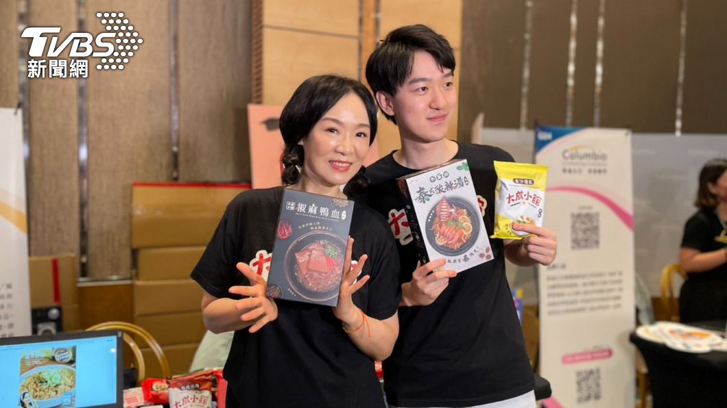 徐薇(左)對兒子的成績感到驕傲。(圖/謝佩樺攝)