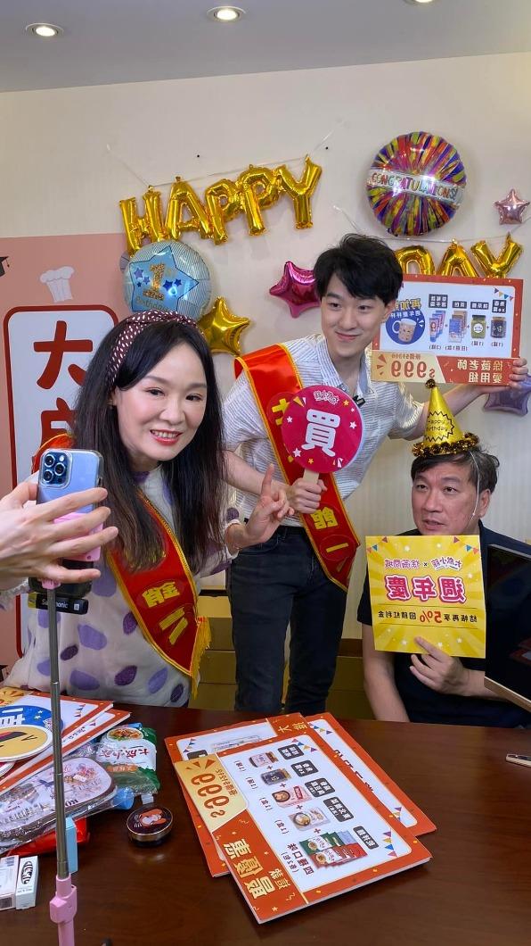 一家人時常直播與觀眾互動。(圖/翻攝自江大成臉書)