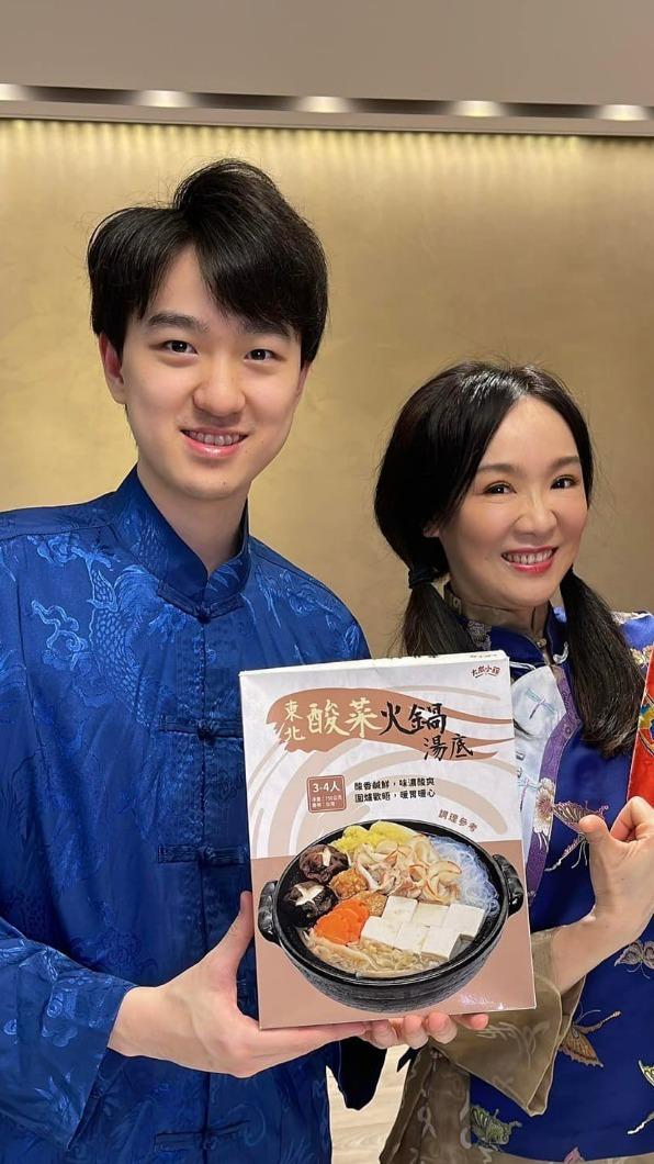 母子倆時常同框分享自家產品。(圖/翻攝自江大成臉書)