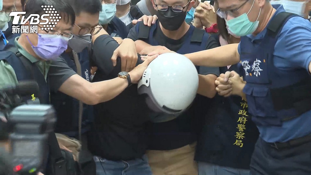 涉案兇嫌林信吾對檢方起訴之所有犯行皆認罪並當庭向凃、曹家屬道歉。（圖／TVBS）