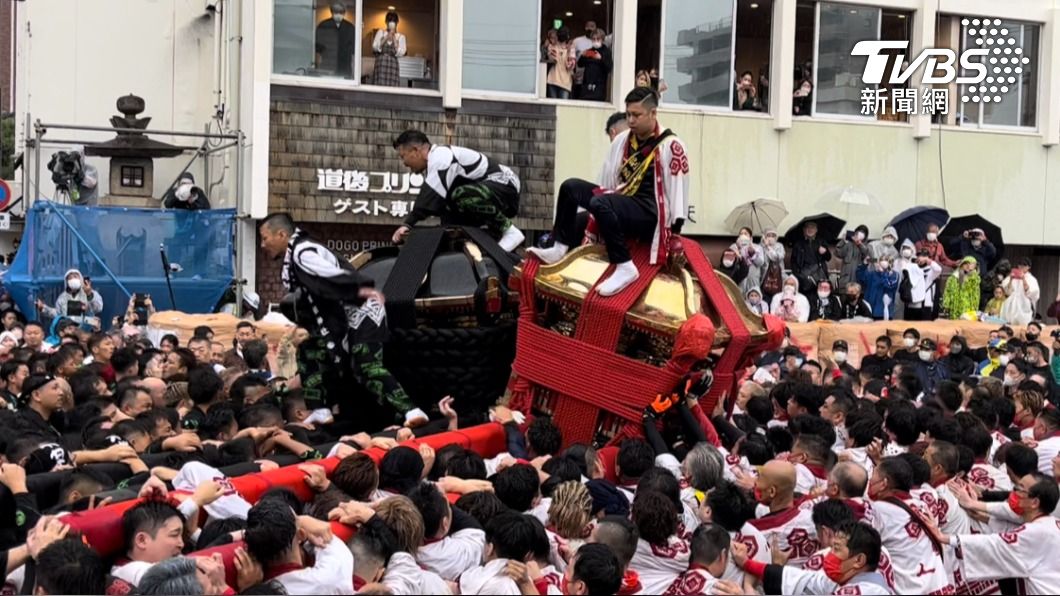 日本四國「松山秋之祭」在日本四國松山市當地也稱為「道後八町男子祭典」,兩方人馬抬大神轎互撞,點燃在場所有參與者內心的格鬥魂。(圖/許依晨攝)