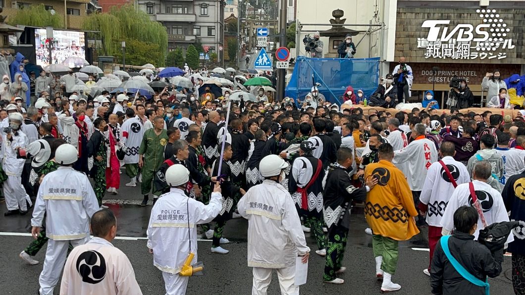 「松山秋之祭」在日本四國松山市當地也稱為「道後八町男子祭典」,由兩方人馬抬大神轎互撞。撞轎時現場一片混亂,不僅兩座神轎場上較量,場邊兩方人員也爆發衝突,當地警方出面維持秩序。(圖/許依晨攝)