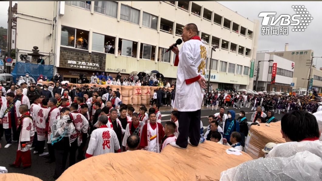 「松山秋之祭」在日本四國松山市當地也稱為「道後八町男子祭典」,由兩方人馬抬大神轎互撞,壯觀的撞轎儀式是祭典的重頭戲,每當場面瀕臨失控時,祭典的老大「總代」便出聲制止。(圖/許依晨攝)