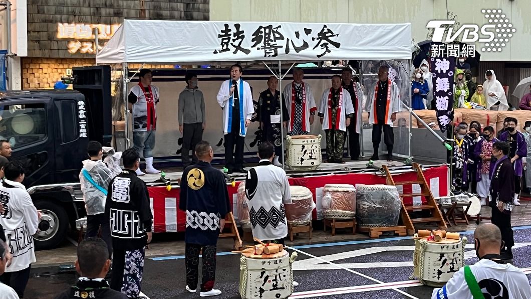 「松山秋之祭」在日本四國松山市當地也稱為「道後八町男子祭典」,由兩方人馬抬大神轎互撞。台北市為松山市締結為姐妹市,台北市觀傳局長劉奕霆(台上左一)今年也受邀出席慶典。(圖/許依晨攝)