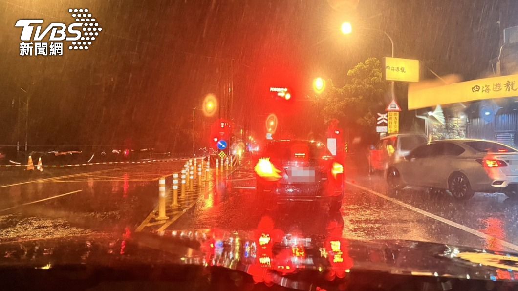 宜蘭持續超大豪雨！4校緊急停班課　南澳平交道淹水緩行