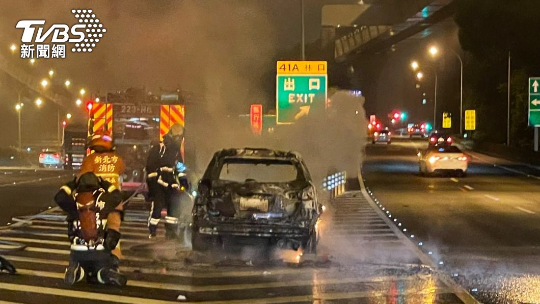 國道上聞燒焦味！車主停車察看　下一秒燒成火球