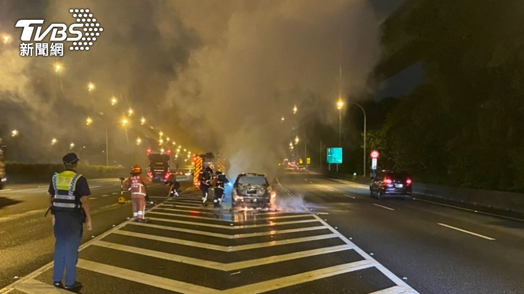 國道1號昨深夜驚傳火燒車事故。(圖/TVBS)