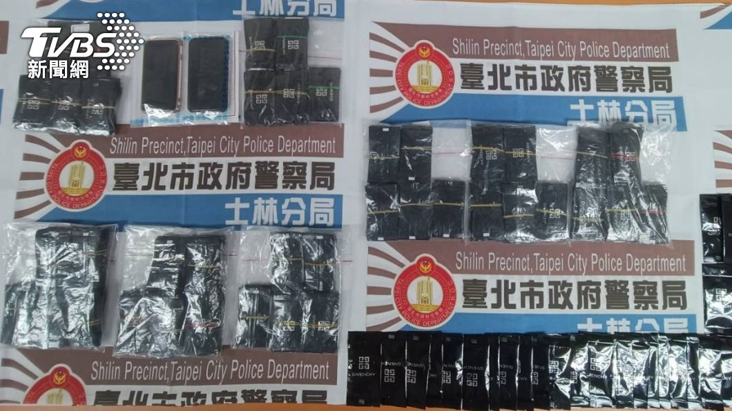 警方查扣將近600包毒品咖啡包。(圖/TVBS)
