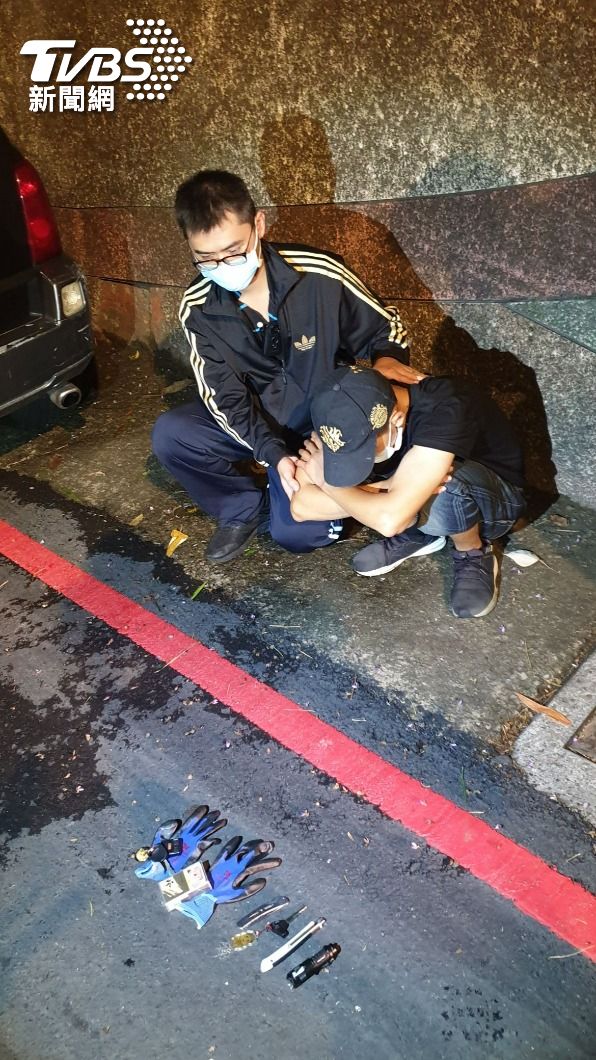 警方埋伏迅速逮人。(圖/TVBS)