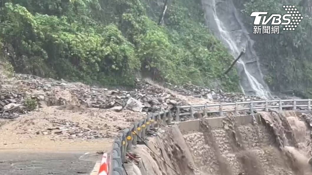 受強降雨影響，台9丁線觀音段昨天發生土石流。（圖／中央社）