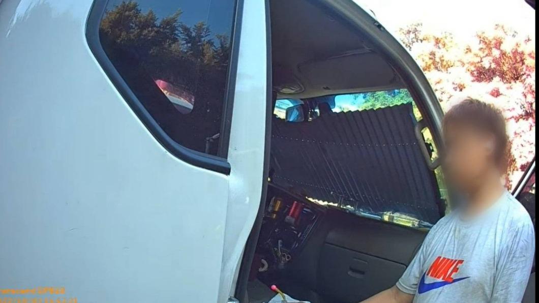 明目張膽!小貨車未熄火停路邊 警關切驚見座位擺安毒