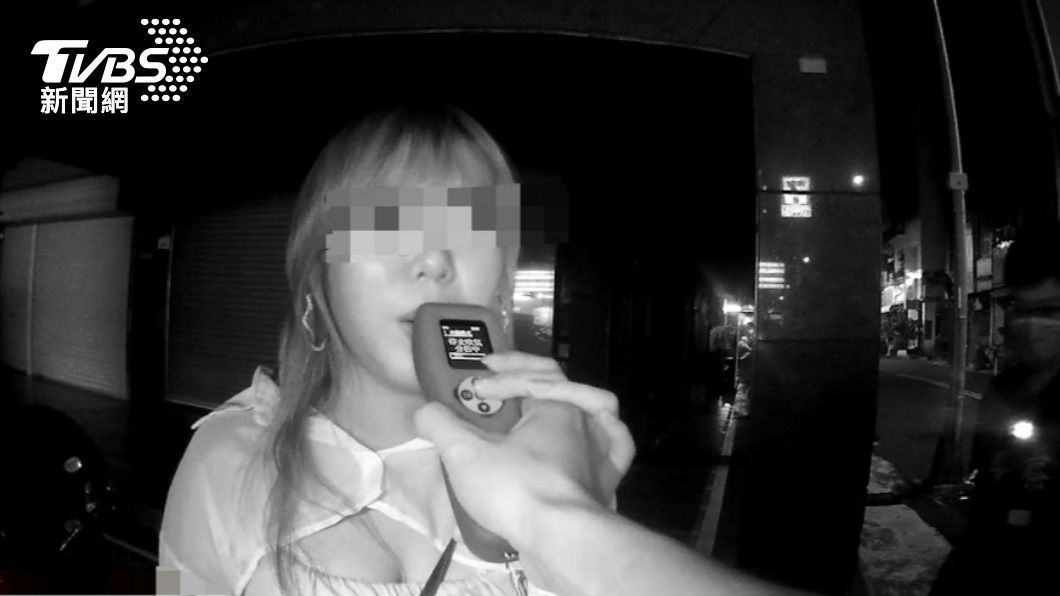 爆乳辣妹酒駕又闖燈!頻求饒「只喝一點」 下秒遭送辦